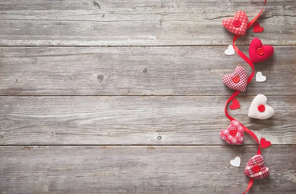 Sevgiliye Arka Plan Ahşap Masa Üzerinde Yapımı Tekstil Yürekleri — Stok fotoğraf