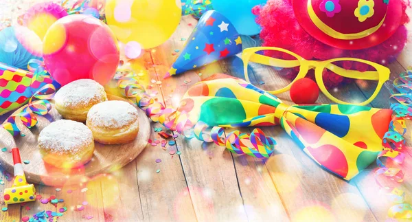 Carnevale Colorato Sfondo Festa Con Ciambelle Palloncini Stelle Filanti Coriandoli — Foto Stock