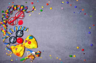 Renkli karnaval veya parti arka plan flamalar ve konfeti ve komik suratlar papyon, şapka, gözlük ve dudak kurdu