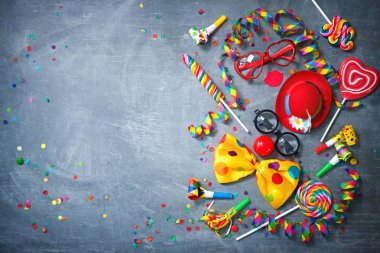Renkli karnaval veya parti arka plan flamalar ve konfeti ve komik suratlar papyon, şapka, gözlük ve dudak kurdu