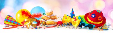 Renkli karnaval veya parti arka plan ile çörek, balonlar, flamalar ve konfeti ve komik surat peruk, şapka ve gözlük kurdu 