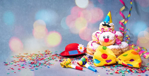 Krapfen Berline Beignets Avec Noeud Papillon Chapeau Fête Banderoles Confettis — Photo