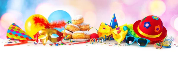 Fondo Colorido Carnaval Fiesta Con Rosquillas Globos Serpentinas Confeti Cara — Foto de Stock