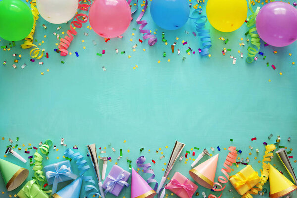 Decoración de fiesta de cumpleaños con globos, cajas de regalo, vapores y confeti — Imagen de stock Decoración Fiesta Cumpleaños Con Globos Cajas Regalo Vapores Confeti Imagen De Stock