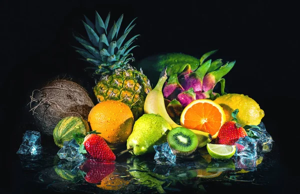 Früchte Auf Schwarzem Hintergrund Mit Wasserspritzern — Stockfoto
