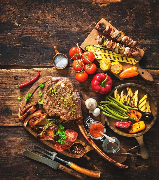 Fleisch Und Gemüse Vom Grill Auf Rustikalem Holztisch — Stockfoto