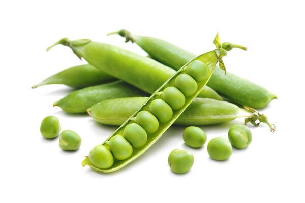 Свежий зеленый горох на белом фоне