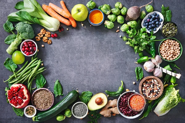 健康食品选择与水果 超级食品 灰色背景谷物 — 图库照片