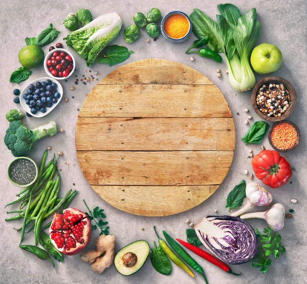 健康食品选择与水果 超级食品 谷物和木板在中间作为复制空间 — 图库照片