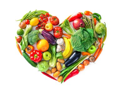 Çeşitli sebze ve meyve tarafından kalp şekli. Sağlıklı gıda kavramı. Beyaz arka plan üzerinde izole