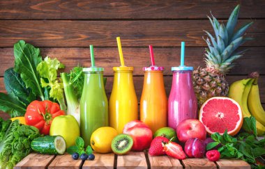 Renkli taze sıkılmış meyve ve sebze smoothies ile sağlıklı beslenme için malzemeler. Detoks, diyet veya sağlıklı gıda kavramı