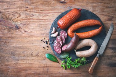 Alman ev yapımı sosis özel ürün yelpazesine: zor tedavi salam, karaciğer sosis (Leberwurst), kan sosisi (Blutwurst) ve salam mutfak masasında