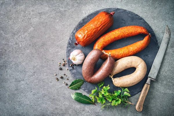 Assortimento Specialità Tedesche Salsiccia Fatta Casa Salame Stagionato Salsiccia Fegato — Foto Stock