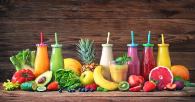 Renkli taze sıkılmış meyve ve sebze smoothies ile sağlıklı beslenme için malzemeler. Detoks, diyet veya sağlıklı gıda kavramı