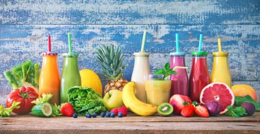 Renkli taze sıkılmış meyve ve sebze smoothies ile sağlıklı beslenme için malzemeler. Detoks, diyet veya sağlıklı gıda kavramı
