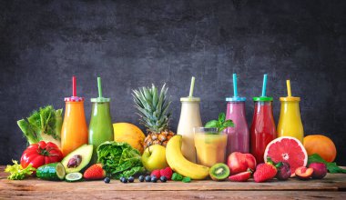 Renkli taze sıkılmış meyve ve sebze smoothies ile sağlıklı beslenme için malzemeler. Detoks, diyet veya sağlıklı gıda kavramı