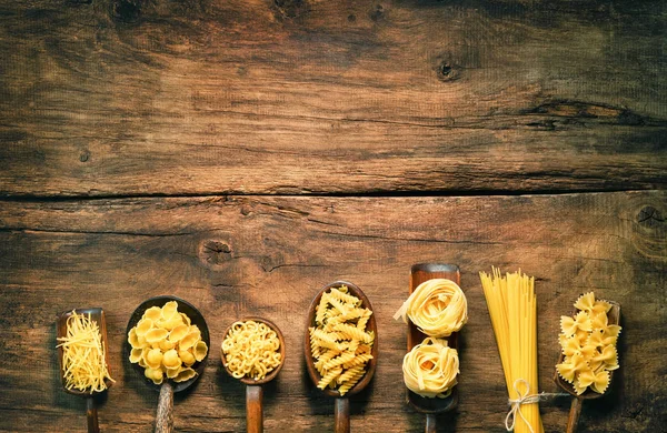 Varias Pastas Sobre Cucharas Sobre Fondo Madera Vista Superior Con — Foto de Stock