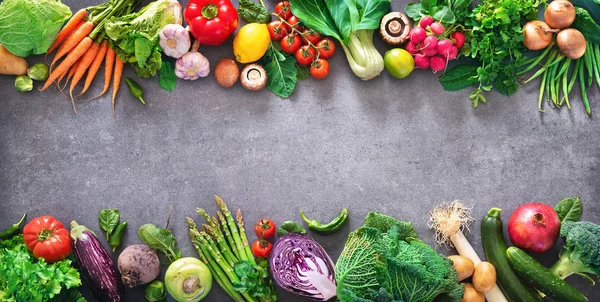Zdravé jídlo koncept s čerstvou zeleninou a ingredience pro c — Stock fotografie
