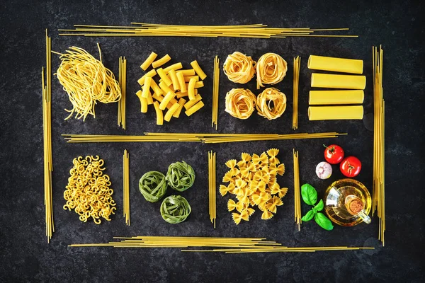 Verschillende soorten pasta over stenen achtergrond. — Stockfoto