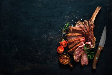 Yakın çekim dilimlenmiş tomahawk biftek ızgara kuru yaşlı 