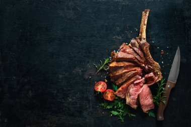 Yakın çekim dilimlenmiş tomahawk biftek ızgara kuru yaşlı 