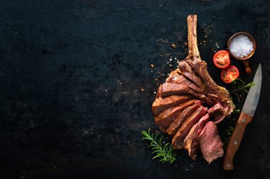 Yakın çekim dilimlenmiş tomahawk biftek ızgara kuru yaşlı 