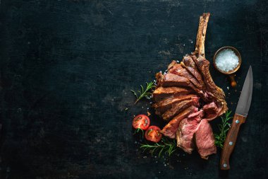 Yakın çekim dilimlenmiş tomahawk biftek ızgara kuru yaşlı 