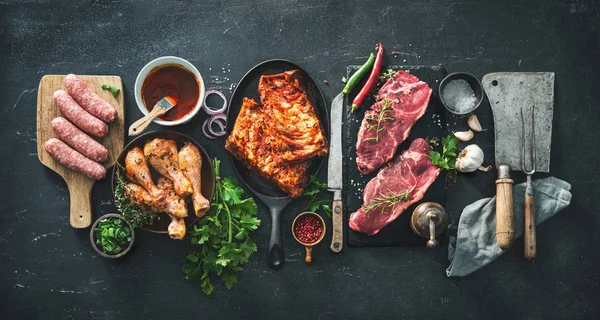Olika typer av grill och bbq kött med vintage kök och bu — Stockfoto