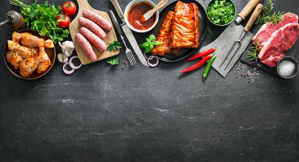 Vários tipos de grelha e churrasco carnes com cozinha vintage e bu — Fotografia de Stock