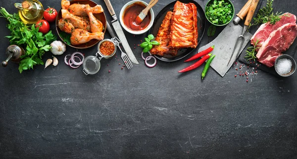 Vari tipi di carne alla griglia e barbecue con cucina vintage e bu — Foto Stock