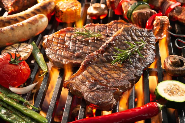 Finom Grillezett húsok zöldségekkel sistergő felett parazsat o — Stock Fotó
