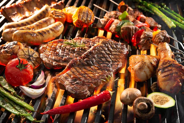 Deliciosa carne a la parrilla con verduras chisporroteando sobre el carbón o — Foto de Stock