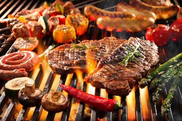 Leckeres Grillfleisch mit Gemüse, das über den Kohlen brutzelt o — Stockfoto