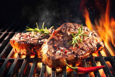 Biftek biftekler ızgarada çeleme