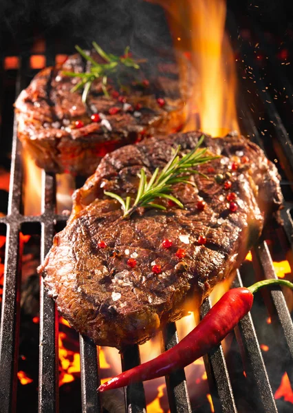 Bifes de carne a guinchar na grelha — Fotografia de Stock