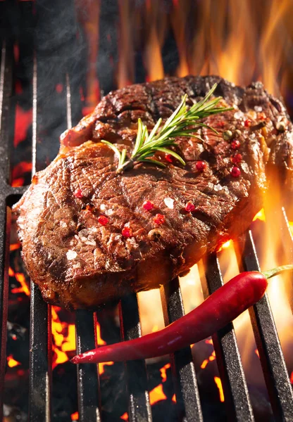 Marha-steak sercegő a grill — Stock Fotó