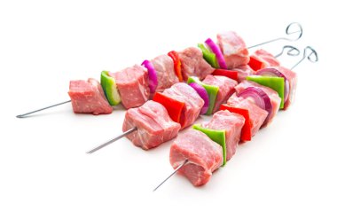 Kebaplar - şişçiğ et ve sebze, ızgara için hazır