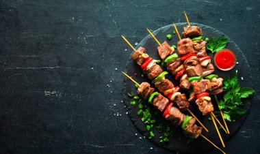 Şişte ızgara et ve sebze.