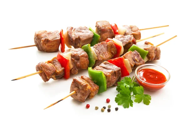 Kebabs - viande et légumes grillés sur brochettes — Photo