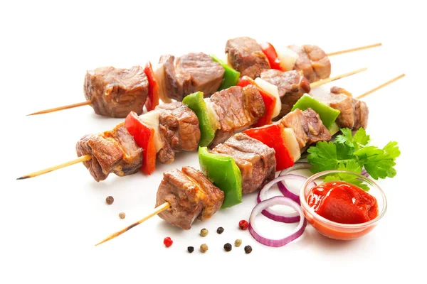 Шашлики - смажене м'ясо та овочі на шампурах — стокове фото