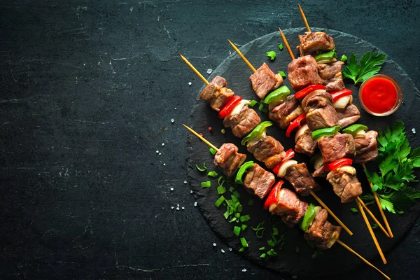 Carne grelhada e legumes em espetos — Fotografia de Stock