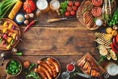 Izgara et ve sebze rustik ahşap tablo