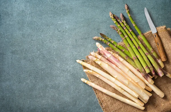 Asparagi freschi verdi e bianchi — Foto Stock