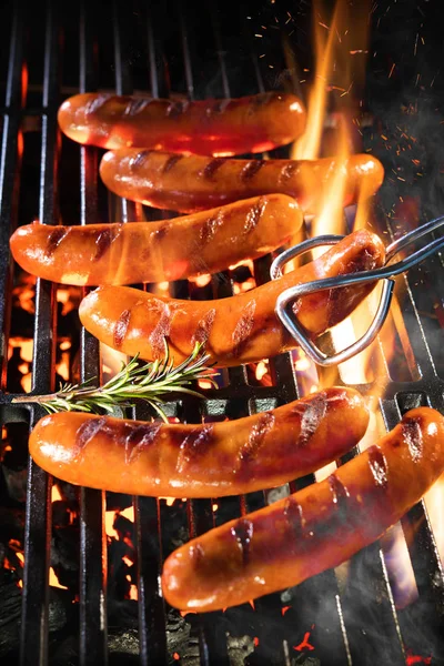 Leckere Würstchen brutzeln über den Kohlen vom Grill — Stockfoto