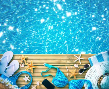 Hasır şapka, güneş gözlüğü ve diğer plaj aksesuarları