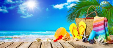 Güneşlenme aksesuarları ile tropikal plaj, yaz tatili arka plan