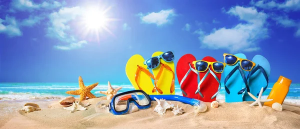Playa tropical con accesorios para tomar el sol, fondo de vacaciones de verano —  Fotos de Stock
