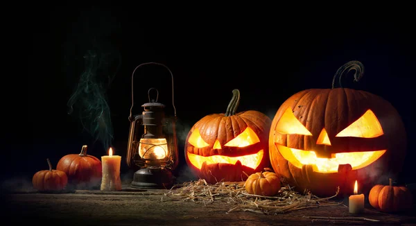 Halloween dynia głowa jack latarnia z płonących świec — Zdjęcie stockowe