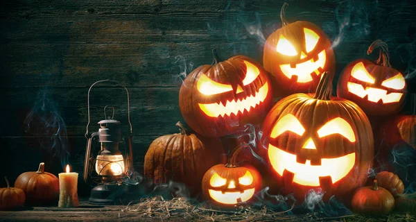 Halloween pompoen hoofd jack lantaarn met brandende kaarsen — Stockfoto