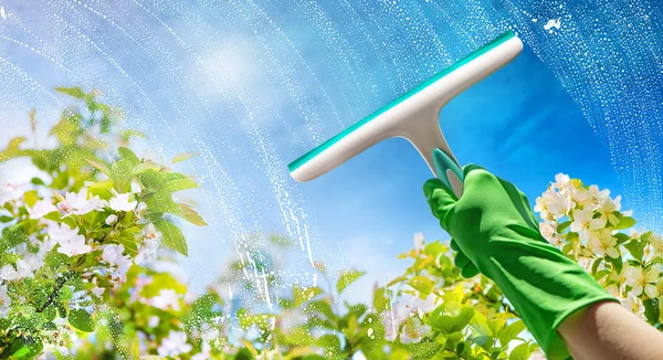 Vetro finestra di pulizia con detergente — Foto Stock
